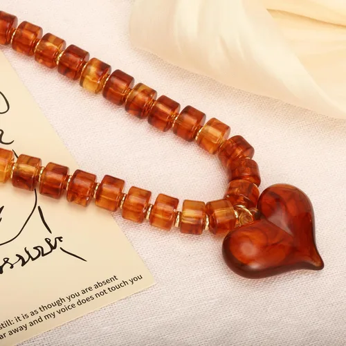 Vista 8 de Dr's gift Collar grueso para mujer, collar de corazón con dije de corazón de acrílico naranja, gargantilla de cuentas gruesas ámbar con colgante