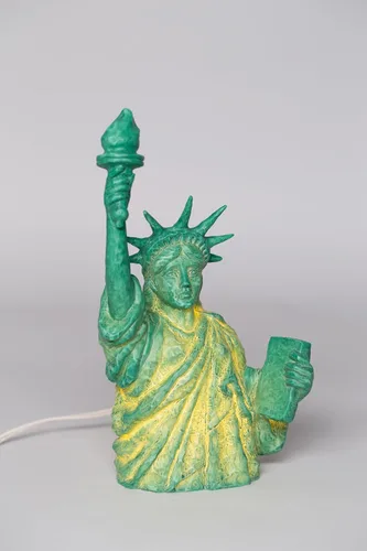 Vista 5 de Cosmos Gifts Fine Porcelain Statue of Liberty Tabletop Night Light Figurine, 11 in