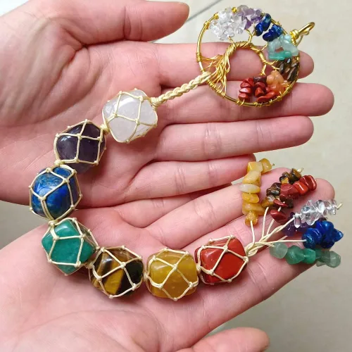 Vista 3 de Árbol de la vida hecho a mano con 7 piedras de chakras, cristales curativos, adorno colgante para decoración del hogar
