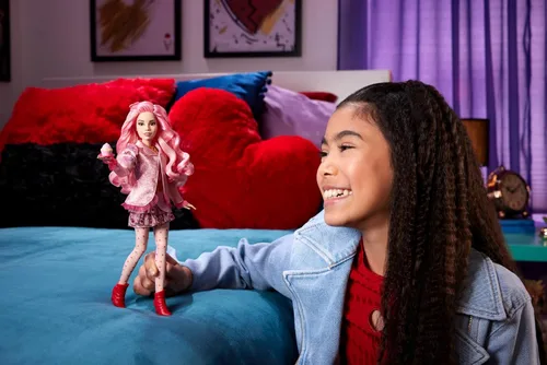 Vista 2 de Mattel Disney Descendants: The Rise of Red Fashion Doll & Accessory, Bridget, Young Queen of Hearts con ropa inspirada en la película y cupcake