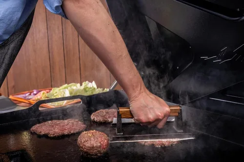 Vista 3 de Traeger Prensa de hamburguesa de hierro fundido para parrillas, mango