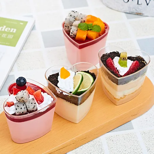 Vista 6 de 50 tazas de postre de plástico en forma de corazón con tapas y cucharas, tazas de parfait transparente de 5 onzas para el día de San Valentín