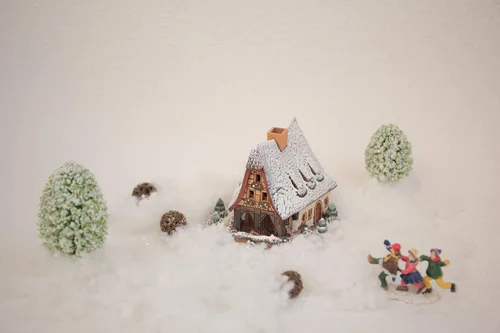 Vista 6 de Colección de casas de pueblo navideño de cerámica – Miniatura hecha a mano de Smithery in Rothenburg, Alemania – Edición de invierno – Portavelas