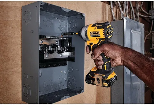 Vista 2 de DEWALT Destornillador de impacto ATOMIC 20V MAX*, inalámbrico, compacto, 1/4 pulgadas, solo herramienta (DCF809B)