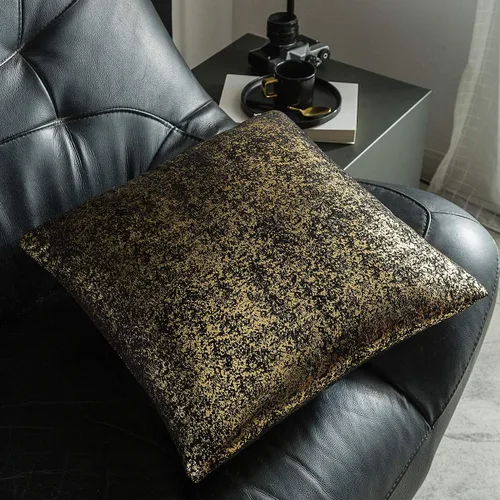 Vista 4 de Xinrjojo Juego de 2 almohadas brillantes en negro y dorado, almohadas suaves y brillantes decorativas, juego de fundas de almohada cuadradas negras
