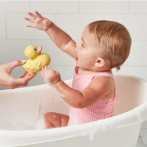 Vista 7 de Itzy Ritzy Ducky Family - Juego de juguetes flotantes de baño de 3 piezas con diseño hermético; patos suaves y exprimibles diseñados para edades