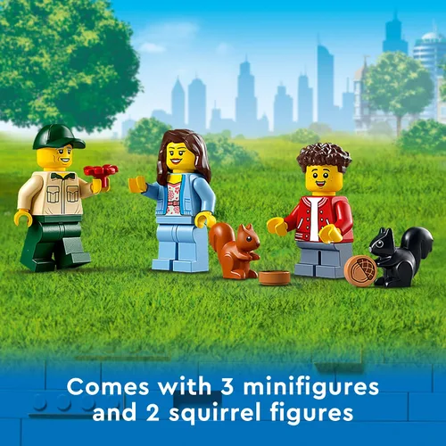 Vista 5 de LEGO City Picnic in The Park 60326 Kit de construcción para niños de 5 años en adelante; incluye 3 minifiguras y 2 figuras de ardilla (147 piezas)