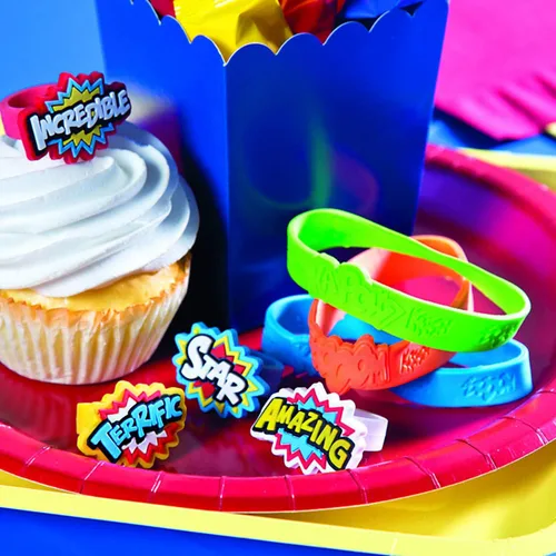 Vista 3 de Brazaletes de refranes de super héroes Fun Express, Multicolor