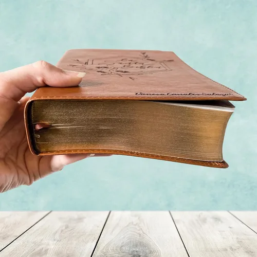 Vista 5 de Biblia paralela en español/inglés (RVR/ESV) con letras a mano y grabadas con láser, marrón, incluye opción para agregar nombre grabado, regalo
