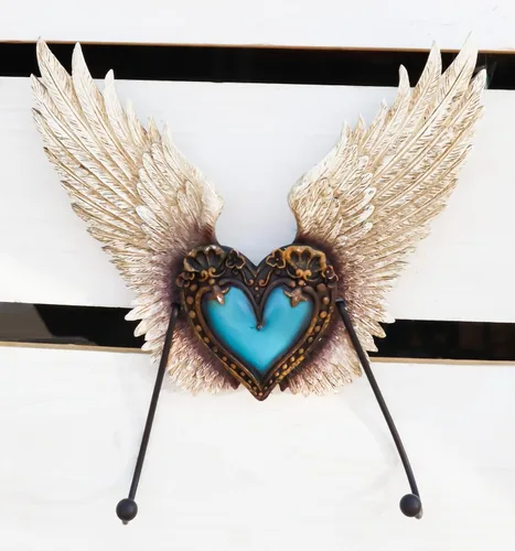 Vista 3 de Ebros Gift Corazón de flor de Lis de cuero sintético rústico occidental con alas de roca turquesa y ángel, ganchos dobles decorativos para colgar