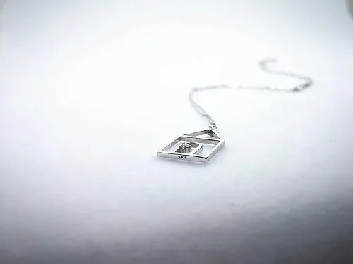 Vista 3 de Pequeño collar de casa para mujeres y niñas, plata de ley S925 con circonita cúbica, colgante ajustable, hipoalergénico, delicado, joyería