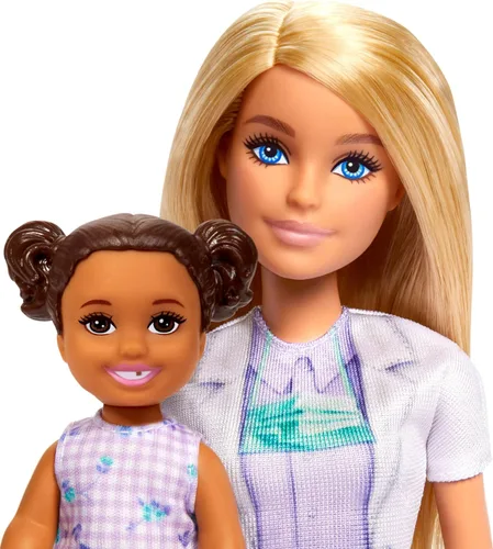 Vista 3 de Barbie Dentista con muñeca de moda rubia con vestido azul y bata de laboratorio, 1 muñeca infantil, muebles y accesorios médicos