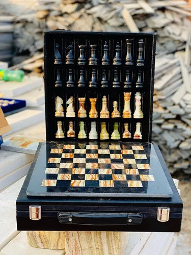 Vista 5 de Juego de ajedrez de mármol de 12 pulgadas con piezas talladas a mano, incluye caja de regalo de almacenamiento de piel sintética negra (coral negro)