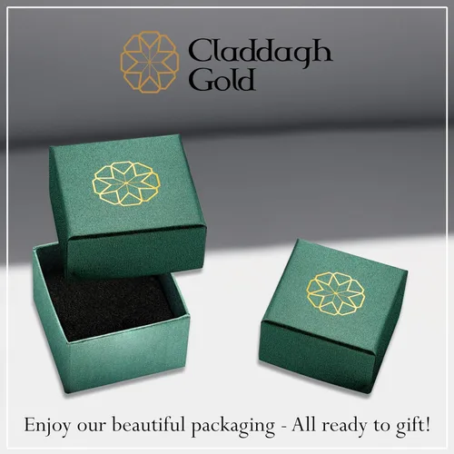 Vista 4 de Claddagh Gold . Dije de plata de ley 925 con inicial – Joyería personalizada de letras del alfabeto en fuente de bloque de 0.031 in o 0.022 in