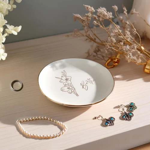 Vista 2 de callie Bandeja de joyería con nombre personalizado de flores de nacimiento, regalos de compromiso, plato para anillos, regalos personalizados