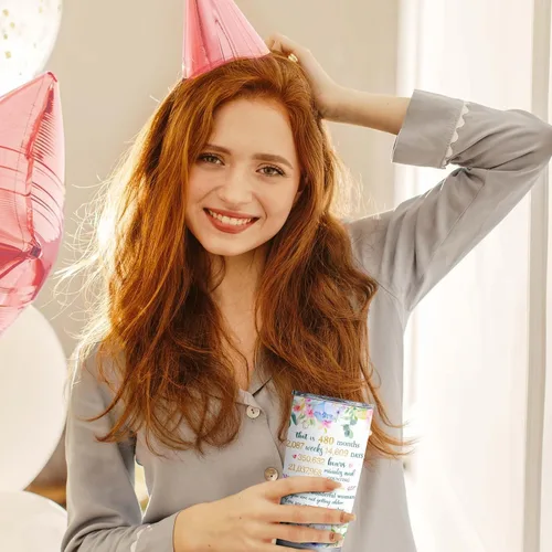 Vista 2 de CaringTee Regalos de cumpleaños número 40 para mujeres, ideas de vaso de cumpleaños 40 de 20 onzas, regalos de cumpleaños de 1983 para mujer de 40