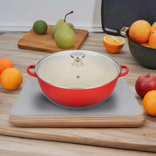 Vista 5 de Le Creuset Horno de chef de hierro fundido esmaltado con tapa de vidrio, 7.5 cuartos de galón., Cerise
