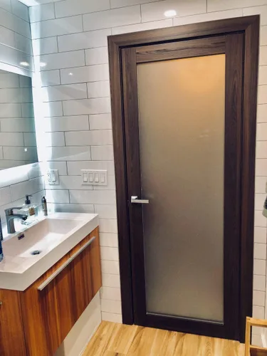 Vista 2 de SARTODOORS Puerta de vidrio opaco Lite 18x80 Planum 2102 Chocolate Ash Marcos de acabado níquel satinado Hardware Puertas de madera de núcleo