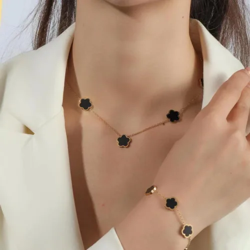 Vista 2 de RAFYZY Lucky Clover - Collar de trébol chapado en oro de 18 quilates y aretes para mujer, diseño de trébol de la suerte, juego de joyería simple