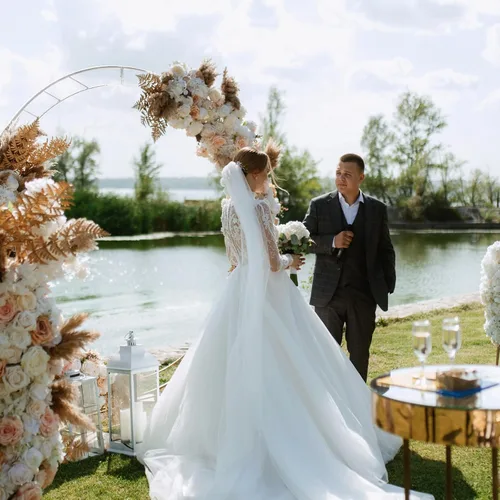 Vista 4 de Hotop Enrejado de arco de jardín de boda para plantas trepadoras, 7.8 pies, fácil de montar, soporte de fondo de enrejado de boda de metal con Blanco