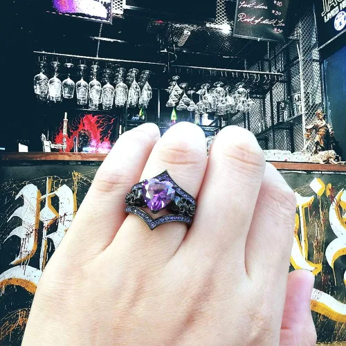 Vista 4 de Juego de anillos de compromiso góticos con diseño de calavera y rosa negra con forma de corazón, cristal de circón en forma de corazón, boda