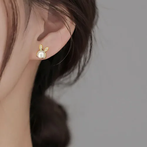 Vista 2 de SLUYNZ Aretes de plata de ley con diseño de conejo para mujer, con perlas de circonita cúbica, aretes de conejo, aretes de Pascua