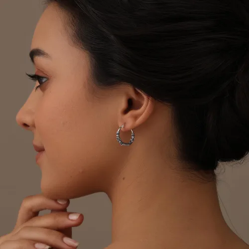 Vista 2 de LeCalla Aretes de aro balinesa oxidados de plata de ley 925, pequeños aretes de aro con cuentas de Bali antiguos para mujer