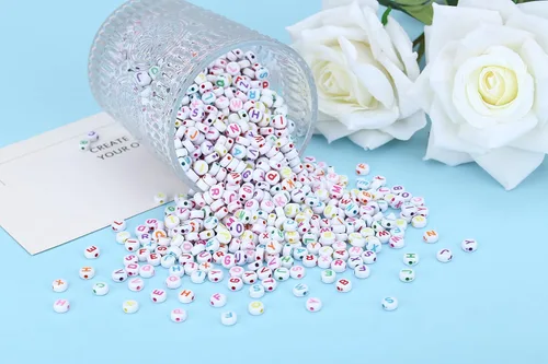 Vista 4 de XIANNVXI 3500 cuentas de letras blancas para pulseras, cuentas acrílicas coloridas para hacer joyas (cuentas blancas y mixtas)