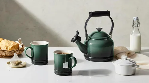 Vista 2 de Le Creuset Juego de 2 tazas esmaltadas en acero con acabados metálicos y cerámica, 1.25 cuartos de galón de agua y (2) tazas de 14 onzas, Artichaut
