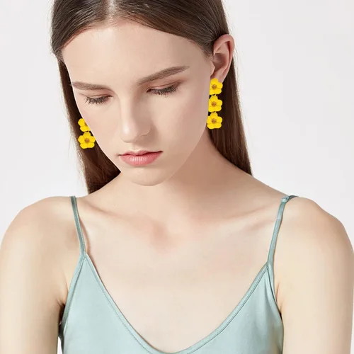 Vista 4 de Juego de 6 a 7 pares de elegantes aretes colgantes de flores largas bohemias, delicados aretes bohemios en capas con pétalos florales en capas
