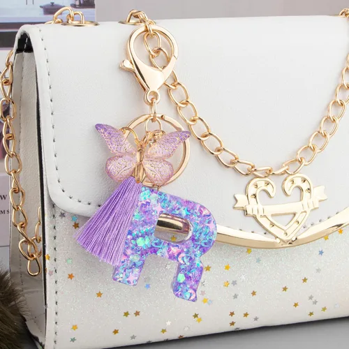 Vista 3 de Suweibuke Coloridos llaveros con letras iniciales para mujeres y niñas con borla de mariposa, dije para bolso, bolsos, mochilas