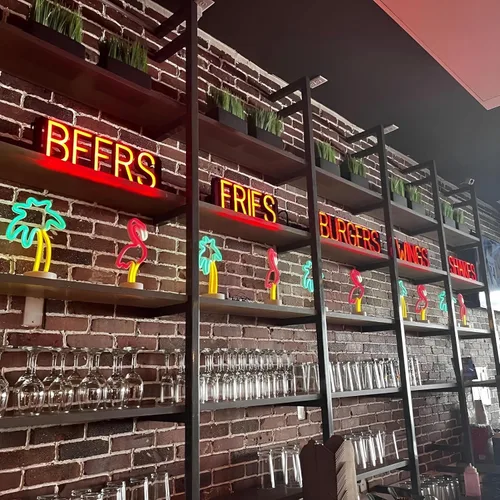 Vista 4 de SpellBrite Letrero de cerveza fría Letrero relacionado con la cerveza con aspecto de neón, fuente de luz LED verde 16.8 x 15.0 pulgadas