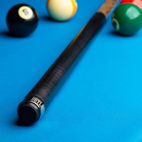 Vista 6 de OUTLAW OLBK01 Specialty Pool Cue - Arce teñido natural con púas y diseño de caballo de hierro