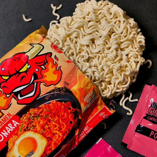 Vista 3 de Ramen Fire Bull - Ramen salteado de carbonara picante intenso Auténtico calor coreano se une a la delicia sabrosa Fideos gruesos y masticables