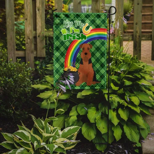 Vista 2 de Caroline's Treasures WDK4731GF - Bandera decorativa para jardín del día de San Patricio, color negro y tostado, Airedale Terrier, para jardín