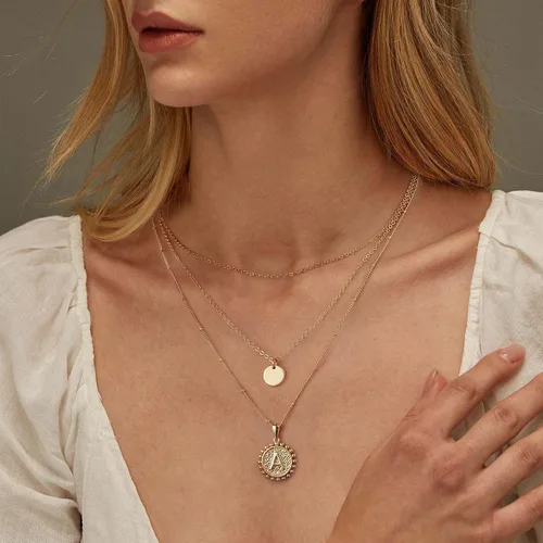 Vista 2 de Collares con inicial en capas de oro para mujer, chapado en oro de 14 quilates, gargantilla de disco de capas delicadas, collar hecho a mano