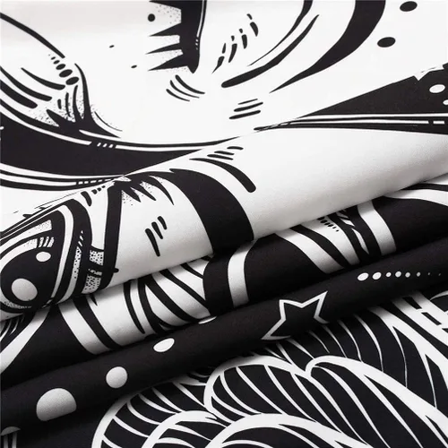 Vista 4 de DYRLHZ Tapiz blanco y negro con alas de gato en luna, espeluznante hippie espeluznante monstruo espeluznante tapiz para colgar en la pared