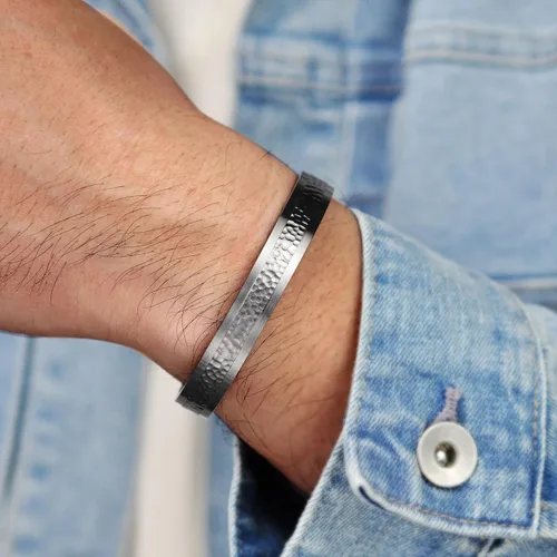 Vista 2 de Metro Jewelry Brazalete martillado de acero inoxidable para hombre con chapado iónico gris, 8.5 pulgadas de largo, 0.394 in de ancho, 8,5 pulgadas