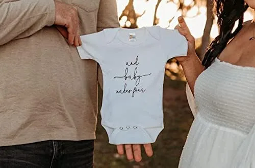 Vista 3 de Bump and Beyond Designs Regalo de anuncio de bebé para familia de cuatro