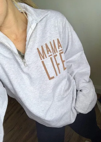 Vista 2 de Sudadera para mujer, sin botones, de cuello alto, con cremallera de 14, con estampado de texto en inglés Mama Life