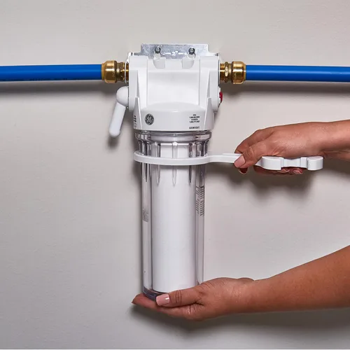 Vista 6 de GE Sistema de filtración de agua para toda la casa y filtro básico Reduce los sedimentos, el óxido y más Kit de instalación y accesorios