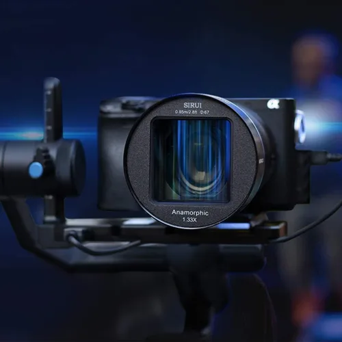 Vista 8 de SIRUI Lente anamórfica F1.8 1.33X S35 de 1.969 in para montura L, destello azul