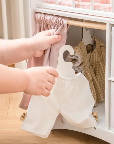 Vista 8 de ROBOTIME Cuna para muñeca, cama de madera para muñecas, cuna de juguete con almacenamiento, ropa de cama y ganchos de madera, cuna para muñecas