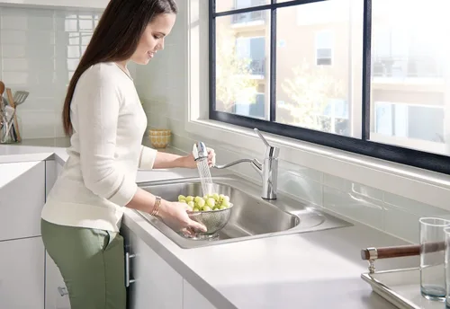 Vista 6 de Moen Method Grifo de cocina moderno de una manija extraíble con limpieza eléctrica, cromado, 7585C