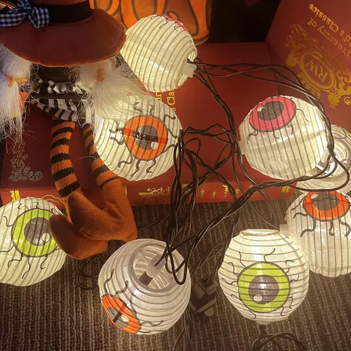 Vista 4 de Guirnalda de luces de Halloween, 8.5 pies, luces LED de ojo blanco enchufable, 10 linternas de Halloween, tira de luces conectables para decoración