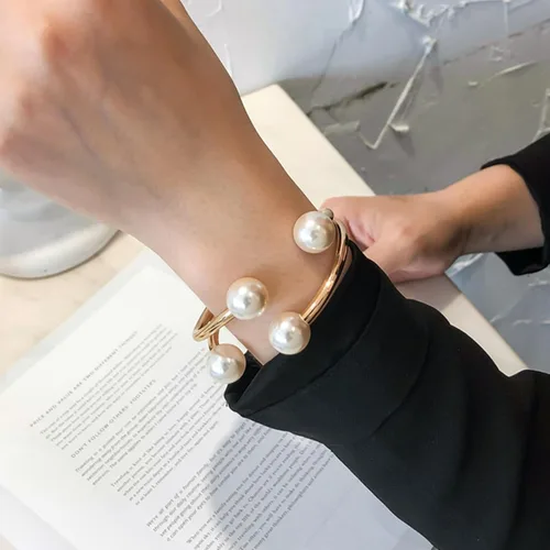 Vista 3 de Long tiantian Brazalete de perlas doradas para mujer, pulsera asimétrica para muñeca, simple y a la moda, regalo para niñas