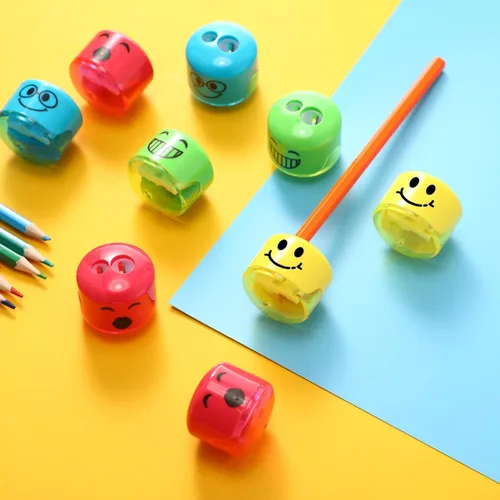 Vista 4 de Crtiin 24 sacapuntas para niños, para el aula, caricatura, sonrisa, sacapuntas pequeños, manual de mano, doble agujero, regalos para la escuela
