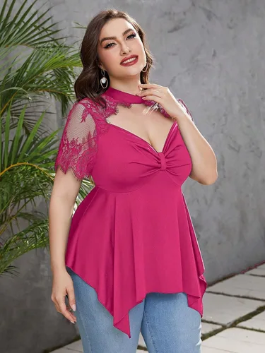 Vista 4 de OYOANGLE Blusa de manga corta para mujer, talla grande, cuello gargantilla de encaje con dobladillo asimétrico