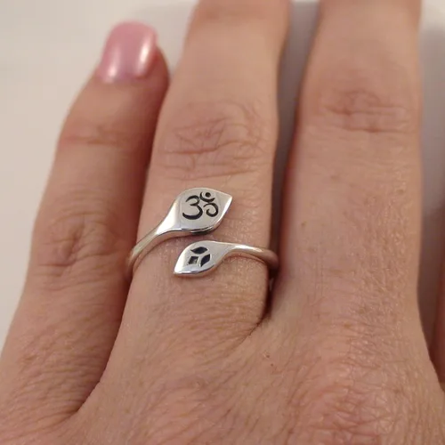 Vista 3 de FashionJunkie4Life Anillo ajustable de plata de ley con flor de loto y símbolo de Om, joyería de yoga Ohm Namaste, Metal