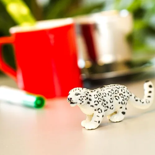 Vista 5 de Safari Ltd. Figura de leopardo de nieve, figura detallada de plástico de 5.5 pulgadas, divertido juguete educativo para niños, niñas y niños a